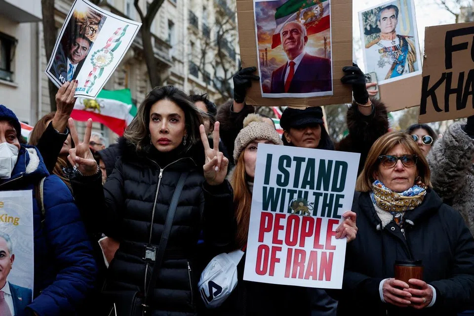 Gambar Encik Reza Pahlavi, iaitu anak Shah terakhir Iran hidup dalam buangan, ditayang ketika penunjuk perasaan dan aktivis berhimpun menyokong bantahan berskala nasional di Iran, di Paris, pada 11 Januari 2026. 