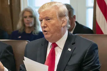 'SURAT HEBAT': Presiden Amerika Syarikat, Encik Donald Trump menunjukkan surat yang katanya diterima daripada pemimpin Korea Utara, Encik Kim Jong-un, semasa mesyuarat Kabinet di Rumah Putih, pada 2 Januari lalu. - Foto AFP