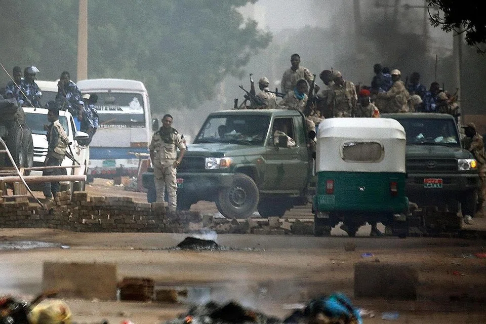BERKORBAN DEMI DEMOKRASI: Wanita Sudan berikrar akan mengusir majlis jeneral tentera yang mengambil alih kuasa selepas Presiden Omar al-Bashir diguling dan menyertai bantahan di luar markas tentera di Khartoum, menuntut sebuah badan awam dibentuk bagi mewujudkan demokrasi. Ramai daripada mereka dilaporkan dirogol semasa tentera menyerang penunjuk perasaan pada 3 Jun lalu (atas). - Foto AFP