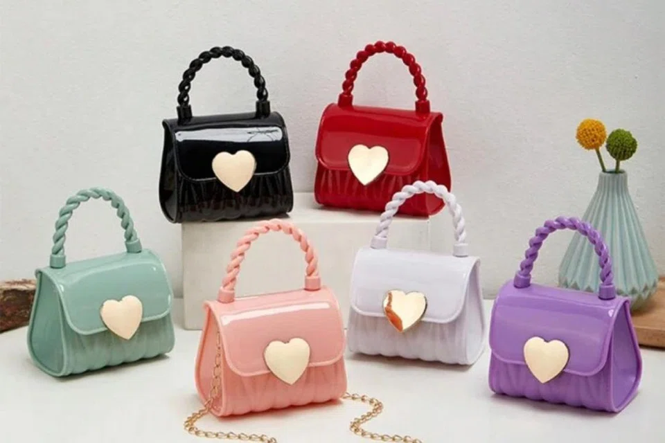 Beg kanak-kanak yang dijual secara dalam talian di platform Shein antara yang didakwa mempunyai bahan kimia toksik tinggi yang membahayakan keselamatan kanak-kanak dan pihak berkuasa digesa segera menjalankan pemeriksaan.