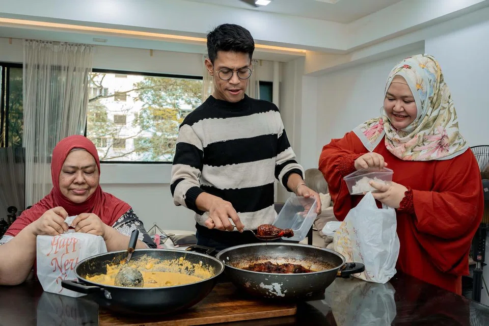 Perniagaan dari rumah (HBB), Dapur Mother Mary, yang bermula pada 2018, menyediakan hidangan mangkuk tingkat sempena Ramadan sejak 2021. Ia kini bekerjasama dengan jenama seperti Santan by Auntie Bedah, Salaam Cola, dan Jongkong Cik Enon. (Dari kiri) Cik Mariam Zakariya bersama anak-anaknya, Encik Tajjlee Rahim dan Cik Sriwayuni Rahim, dengan lauk nangka lemak daging dan ayam masak kicap.