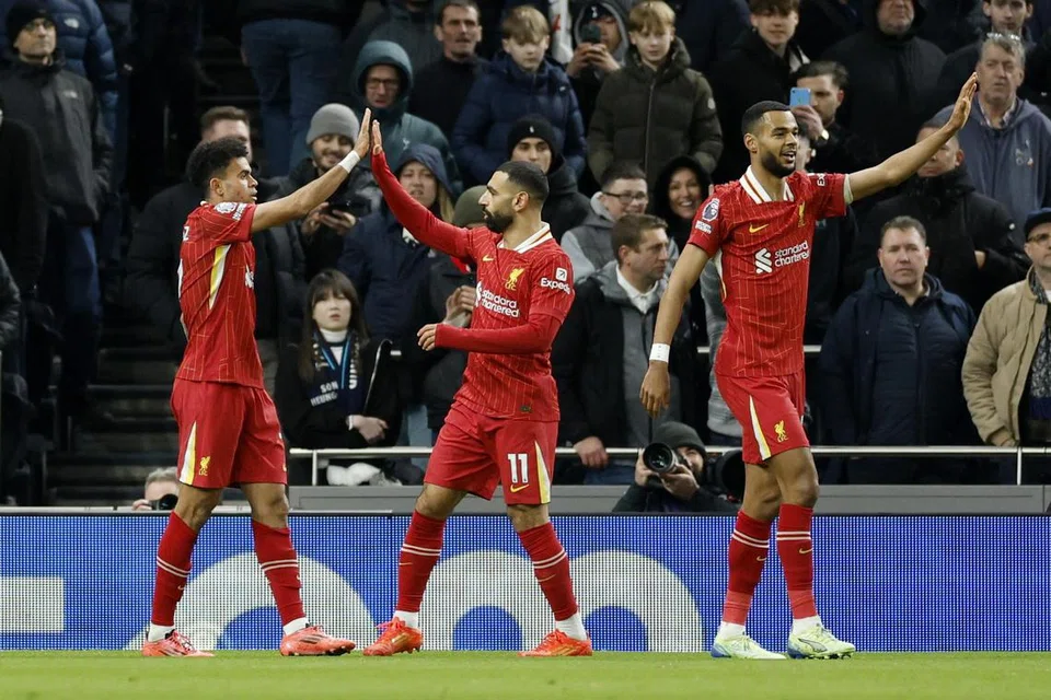 (Dari kiri) Pemain Liverpool, Luis Diaz, meraikan bersama Mohamed Salah dan Cody Gakpo kejayaannya menjaringkan gol pertama mereka dalam kemenangan 6-3 ke atas Tottenham Hotspur.  