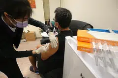 BUKTI DARI NEGARA LAIN: Suntikan menggunakan vaksin Sinovac dijalankan di Rophi Clinic di Mount Elizabeth Novena Specialist Centre. Pihak berkuasa berkata, berdasarkan bukti dari negara lain, Sinovac tidak begitu berkesan sepenuhnya dalam mencegah jangkitan. - Foto ZAOBAO