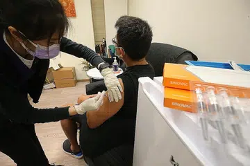 BUKTI DARI NEGARA LAIN: Suntikan menggunakan vaksin Sinovac dijalankan di Rophi Clinic di Mount Elizabeth Novena Specialist Centre. Pihak berkuasa berkata, berdasarkan bukti dari negara lain, Sinovac tidak begitu berkesan sepenuhnya dalam mencegah jangkitan. - Foto ZAOBAO