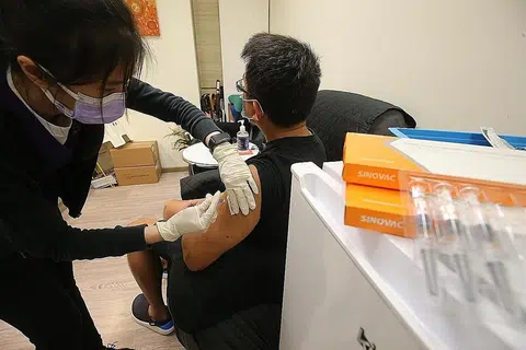 BUKTI DARI NEGARA LAIN: Suntikan menggunakan vaksin Sinovac dijalankan di Rophi Clinic di Mount Elizabeth Novena Specialist Centre. Pihak berkuasa berkata, berdasarkan bukti dari negara lain, Sinovac tidak begitu berkesan sepenuhnya dalam mencegah jangkitan. - Foto ZAOBAO