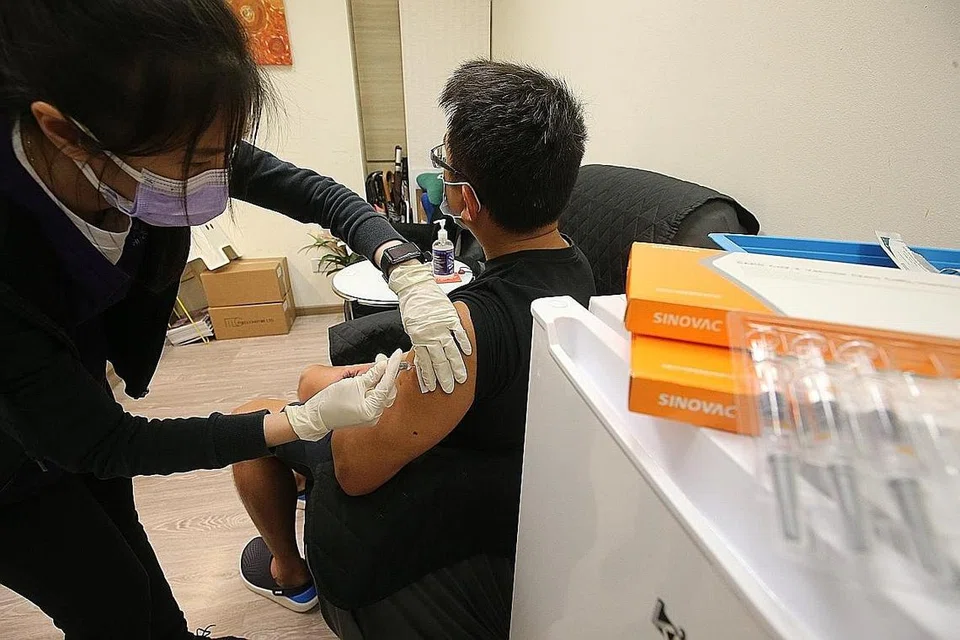 BUKTI DARI NEGARA LAIN: Suntikan menggunakan vaksin Sinovac dijalankan di Rophi Clinic di Mount Elizabeth Novena Specialist Centre. Pihak berkuasa berkata, berdasarkan bukti dari negara lain, Sinovac tidak begitu berkesan sepenuhnya dalam mencegah jangkitan. - Foto ZAOBAO