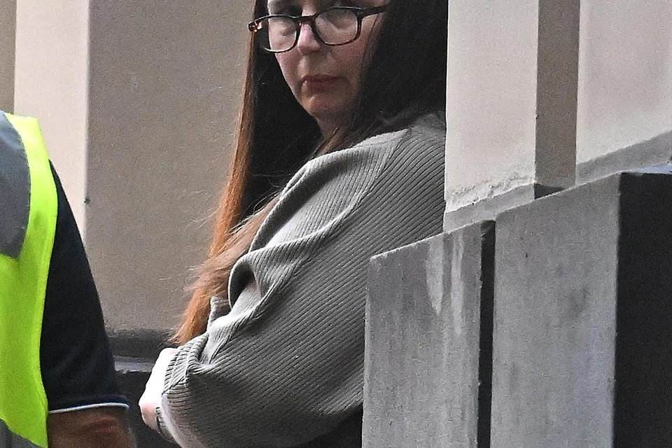 Gambar yang disiarkan pada 7 Julai 2025 menunjukkan tertuduh Erin Patterson (kanan) di Melbourne, Australia, pada 15 April 2025 (dikeluarkan pada 7 Julai 2025). Juri telah mencapai keputusan bahawa Erin Patterson didapati bersalah atas semua pertuduhan kerana menyediakan hidangan makan tengah hari mengandungi cendawan yang menyebabkan kematian tiga ahli keluarga dan mencederakan seorang lagi.