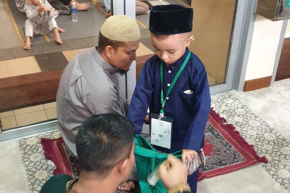 Anak kedua Encik Muhammad Dzulkifly Ahmad Kandias Abdul Ghani, iaitu Muhammad Ahnaf, lapan tahun, membantu Masjid En-Naeem untuk melakukan kutipan derma pada Hari Raya Aidilfitri 2023.
