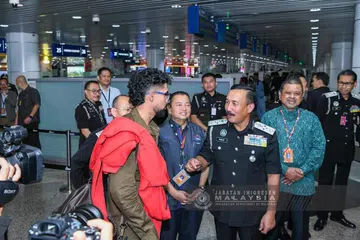 SELAMAT DATANG: Ketua Pengarah Jabatan Imigresen Malaysia, Datuk Ruslin Jusoh (kanan), menyambut ketibaan pelancong dari India di Lapangan Terbang Antarabangsa Kuala Lumpur (KLIA), pada hari pertama pelaksanaan Pelan Liberalisasi Visa (PLV) untuk pelancong China dan India pada Jumaat.