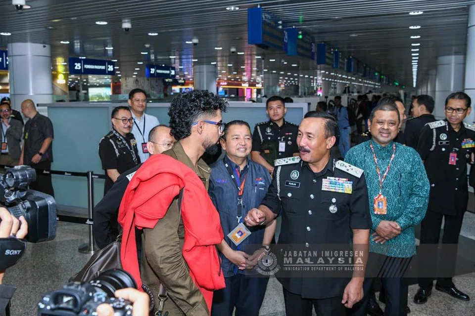 SELAMAT DATANG: Ketua Pengarah Jabatan Imigresen Malaysia, Datuk Ruslin Jusoh (kanan), menyambut ketibaan pelancong dari India di Lapangan Terbang Antarabangsa Kuala Lumpur (KLIA), pada hari pertama pelaksanaan Pelan Liberalisasi Visa (PLV) untuk pelancong China dan India pada Jumaat.