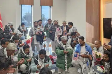 Duta Besar Malaysia ke Turkey, Encik Sazali Mustafa Kamal (kanan) menyambut sukarelawan kemanusiaan Global Sumud Flotilla (GSF) Malaysia di Lapangan Terbang Istanbul, Turkey.
