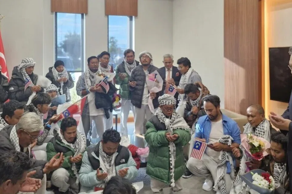 Duta Besar Malaysia ke Turkey, Encik Sazali Mustafa Kamal (kanan) menyambut sukarelawan kemanusiaan Global Sumud Flotilla (GSF) Malaysia di Lapangan Terbang Istanbul, Turkey.