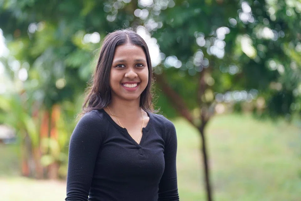 KASIH IBU BAPA: Dhaniyah Qasimah Zamri Abdullah, penerima biasiswa SOF-Peter Lim bersyukur atas sokongan yang diberi ibu bapanya.