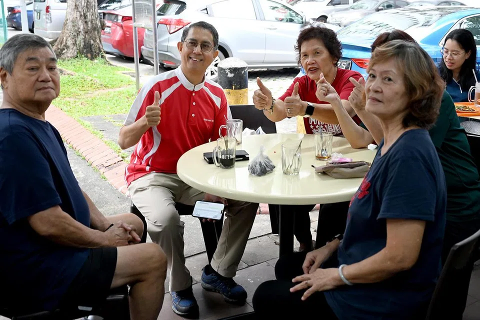 Anggota Parlimen (MP) GRC Nee Soon, Profesor Madya Dr Muhammad Faishal Ibrahim, biasanya berbincang dengan penduduk Nee Soon tentang kebimbangan mereka, serta dasar pemerintah seperti Tabung Simpanan Pekerja (CPF) dan MediSave.