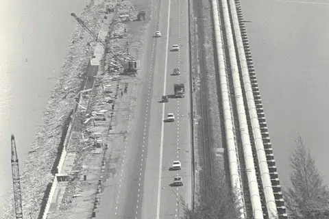 1976: Bagi menampung jumlah trafik yang semakin meningkat, Koswe diluaskan kepada enam lorong. 