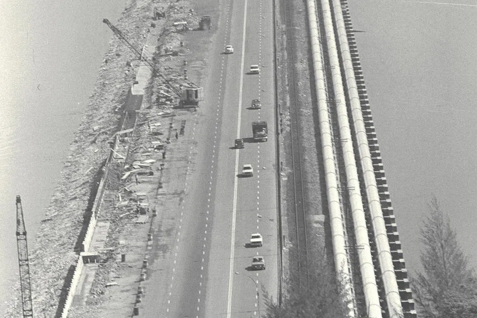 1976: Bagi menampung jumlah trafik yang semakin meningkat, Koswe diluaskan kepada enam lorong. 