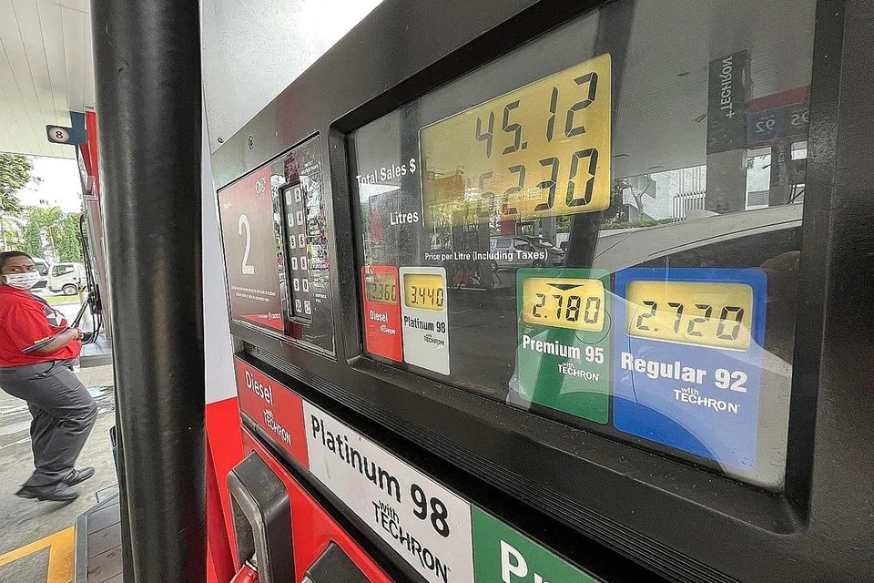 HARGA MENINGKAT: Harga minyak mentah yang melambung telah menyebabkan kenaikan harga pam minyak dalam beberapa minggu lalu. - Foto fail