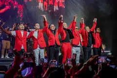 Kumpulan New Boyz yang dianggotai (dari kiri)  Ristoe, Zack, Afiez, Tomok, Jay, Lan dan Along.