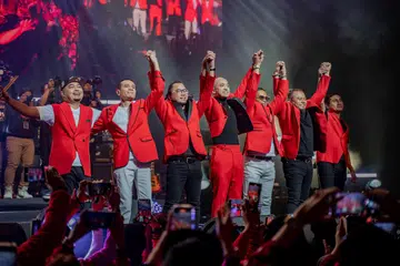 Kumpulan New Boyz yang dianggotai (dari kiri)  Ristoe, Zack, Afiez, Tomok, Jay, Lan dan Along.