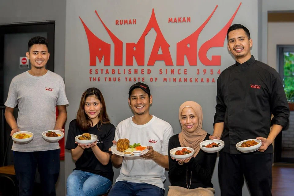 GANDINGAN KELUARGA: Tenaga di sebalik Rumah Makan Minang (dari kiri) Mohd Nazri Mohd Zin, Nur Atikah Mohd Zin, Mohd Hazmi Mohd Zin, Nur Syahidah Mohd Zin dan Mohd Ariff Mohd Zin, mengekalkan rasa asli dan menyuntik kelainan dalam sajian nasi padang mereka untuk menghidupkan suasana Hari Raya. - Foto BH oleh NUR DIYANA TAHA