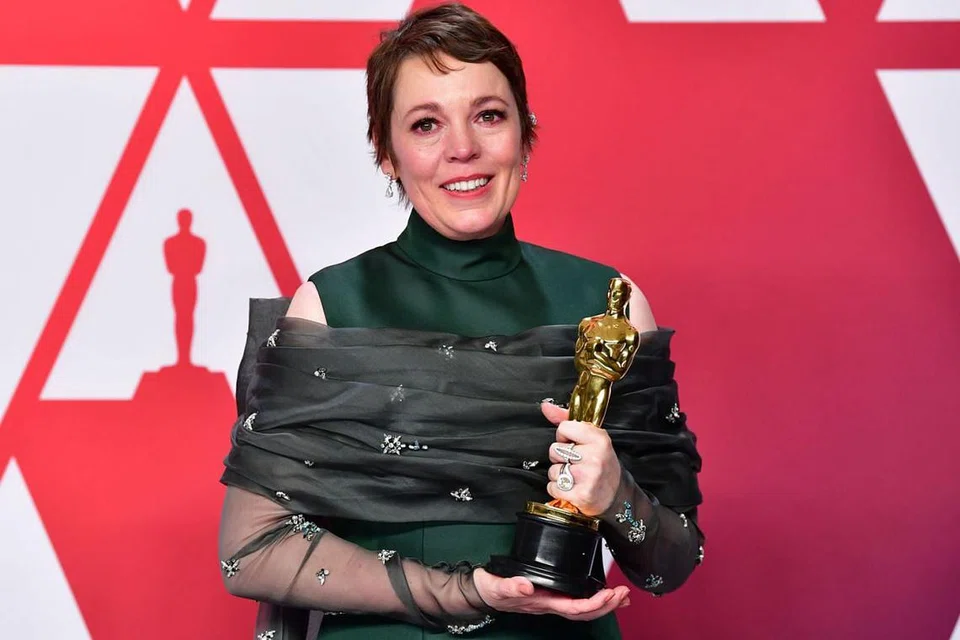 TIDAK SANGKA KALAHKAN IDOLA: Olivia Colman tidak menduga Anugerah Pelakon Wanita Terbaik menjadi miliknya memandangkan beliau bersaing dengan legenda hebat Glenn Close yang menjadi pelakon pujaannya. - Foto AFP 
