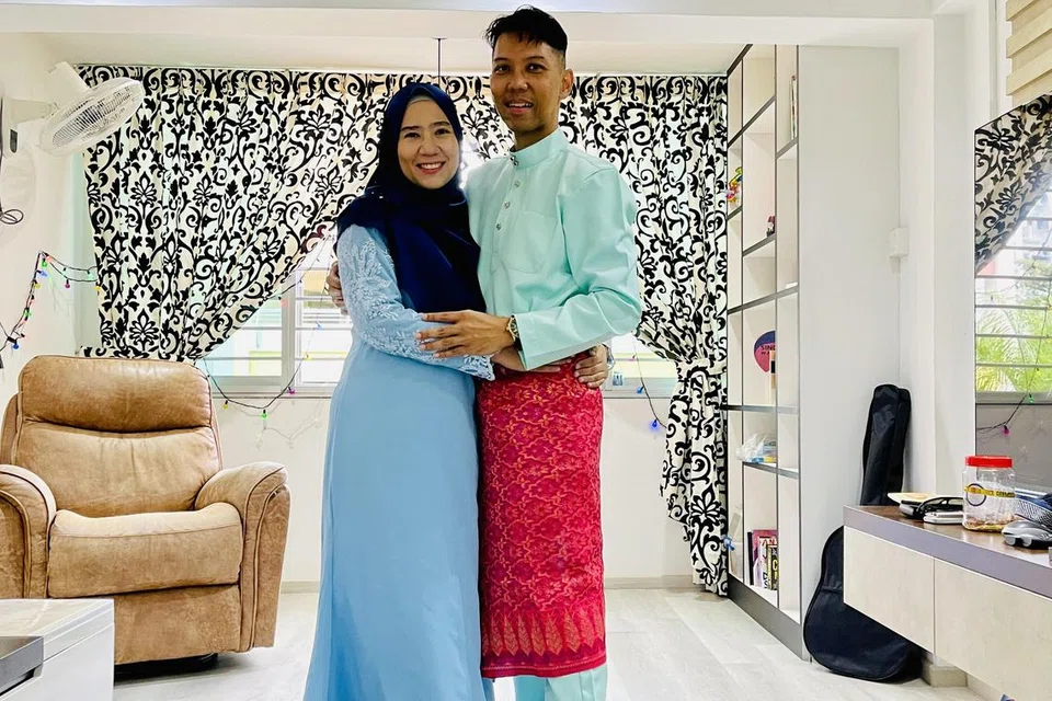 Cik Resma Gulzar Mohd bersama suami tersayang, Encik  Khairulddin Yatim. 