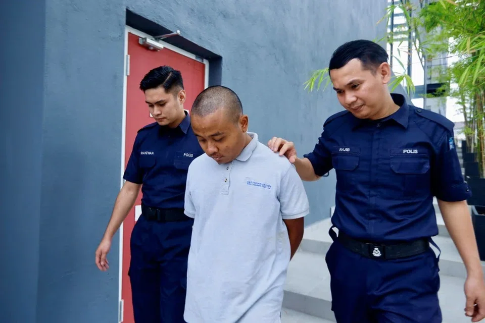 Muhamad Adam Haiqal Abdullah, 19 tahun, dibawa anggota polis ke Mahkamah Sesyen 3, Kompleks Mahkamah Baru Ampang, untuk prosiding kes cabul seorang kanak-kanak perempuan di dalam masjid pada 21 Februari lalu.