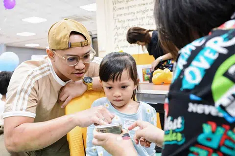 Encik Muhammad Syarifuddin Daud (kiri) bersama anak sulungnya, Irdina Muhammad Syarifuddin (tengah) semasa acara Family PlayDate anjuran Yayasan Mendaki di Sekolah Rendah Fuchun.