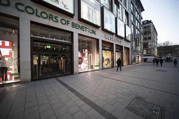 KES KEKAL TINGGI: Kedai ditutup dan keadaan lengang di pusat bandar di Kaufingerstrasse di Munich (atas) sedang Jerman melaksana sekatan pergerakan baru disebabkan kes Covid-19 meningkat. Sedang orang ramai di Eropah, seperti di Oxford Street di London, bersiap bagi musim perayaan akhiar tahun, Pertubuhan Kesihatan Dunia (WHO) berkata gelombang jangkitan susulan Covid-19 boleh berlaku di benua itu tahun depan dan ia menggesa orang ramai berjaga-jaga. - Foto EPA-EFE, REUTERS
