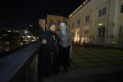 Koreografer veteran dan penerima Anugerah Medallion Budaya, Cik Som Said (kiri), yang juga pengasas Sri Warisan bersama Pemilik Kiah Gallery, Cik Yati Hairi (kanan) semasa majlis penghargaan anjuran Lembaga Warisan Negara (NHB) di Muzium Tamadun Asia pada 10 Disember.
