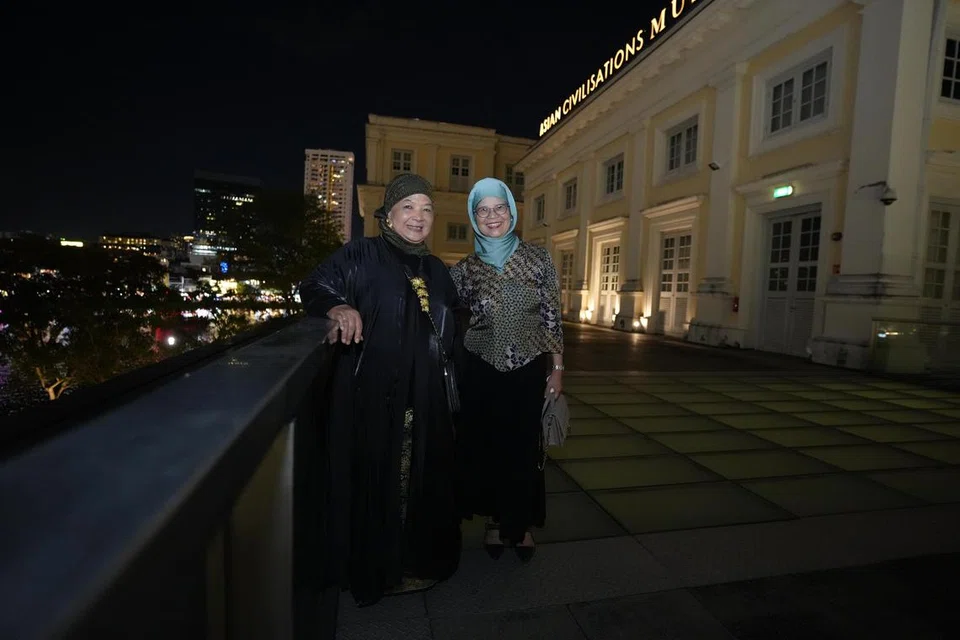 Koreografer veteran dan penerima Anugerah Medallion Budaya, Cik Som Said (kiri), yang juga pengasas Sri Warisan bersama Pemilik Kiah Gallery, Cik Yati Hairi (kanan) semasa majlis penghargaan anjuran Lembaga Warisan Negara (NHB) di Muzium Tamadun Asia pada 10 Disember.