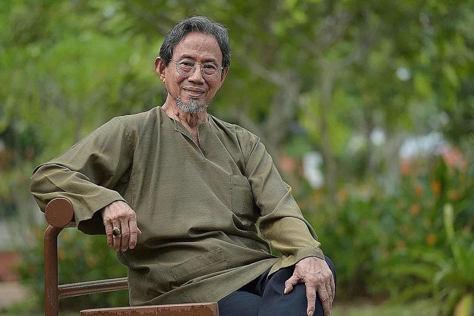 ANAK KAMPUNG: Encik Sidek mengimbas kenangannya membesar di Kampung Radin Mas dalam buku terbarunya, Anak Kampung Bernama Sidek. Buku kanak-kanak itu ditulis dalam bahasa Melayu dan bahasa Inggeris. - Foto BM oleh LIM SIN THAI 