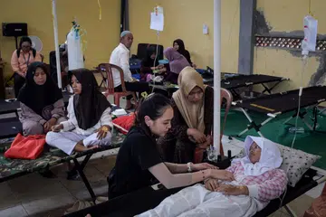 Pelajar sekolah rendah menerima rawatan di sebuah klinik sementara selepas mengalami keracunan makanan akibat hidangan daripada program makanan percuma pemerintah, di Bandung, Jawa Barat, pada 23 September 2025.