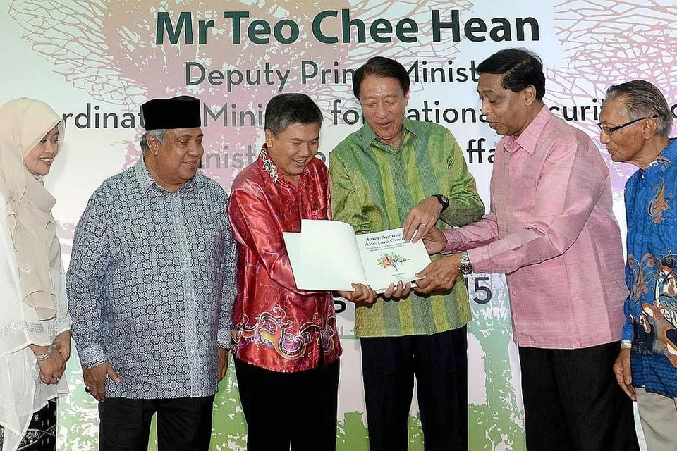 USAHA BERSAMA: Pelancaran buku Kumpulan Jagaan Lanjut Antara Agensi (ACG) pada 29 Ogos 2015 oleh Timbalan Perdana Menteri ketika itu, Encik Teo Chee Hean (tiga dari kanan). Bersamanya ialah (dari kiri) Cik Tuminah Sapawi; Ustaz Ali Mohamed; Encik Azmoon Ahmad, pengerusi ACG ketika itu; Encik Abdul Halim Kader; dan Haji Rhazaly Noentil. Penerbitan buku ini menggambarkan sumbangan ACG sepanjang 13 tahun dalam usahanya memulihkan para tahanan pengganasan dan memberikan sokongan kepada keluarga mereka. - Foto fail