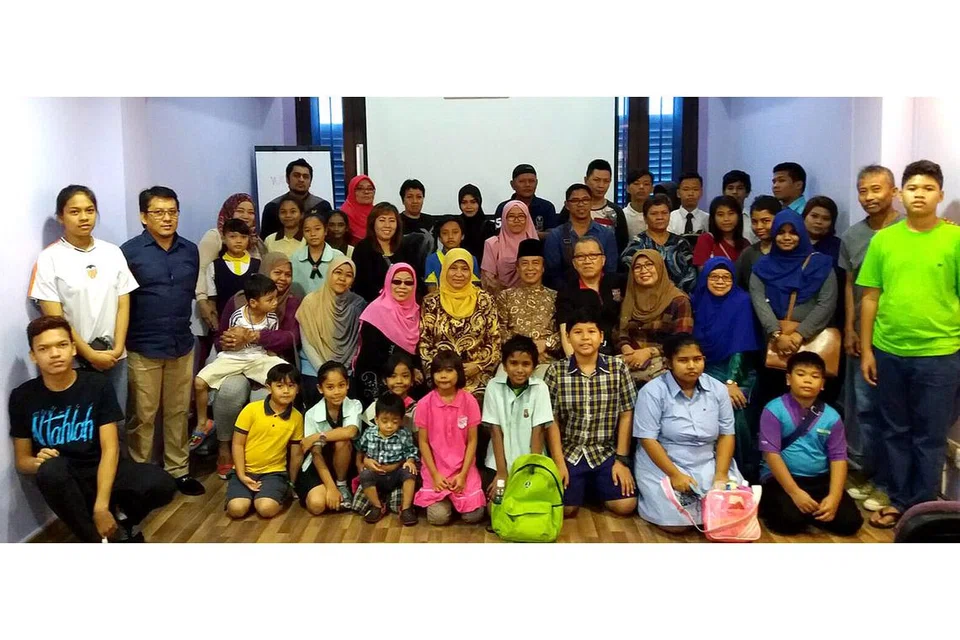 MISI HULURKAN BANTUAN KEPADA YANG MEMERLUKAN: Para anggota jawatankuasa termasuk presidennya, Haji Mohd Khamin (berbaju batik dan bersongkok), bergambar bersama-sama para penerima bantuan yang terdiri daripada golongan memerlukan. - Foto ihsan PSNU 