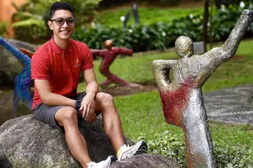 BERJAYA DALAM SUKAN DAN PENDIDIKAN: Pelajar Sekolah Sukan Singapura, Danial Haqim Mohammed Sophian, 19 tahun, bukan sahaja berjaya dalam sukan lawan pedang yang diceburinya, malah berjaya meraih 40 mata bagi IBDP. - Foto BH oleh DESMOND FOO