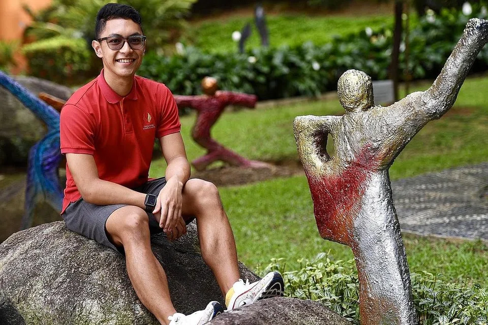BERJAYA DALAM SUKAN DAN PENDIDIKAN: Pelajar Sekolah Sukan Singapura, Danial Haqim Mohammed Sophian, 19 tahun, bukan sahaja berjaya dalam sukan lawan pedang yang diceburinya, malah berjaya meraih 40 mata bagi IBDP. - Foto BH oleh DESMOND FOO