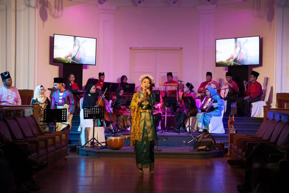 ‘Dendang Warisan: Kota Singa Di Geylang Serai’ di Wisma Geylang Serai (WGS) berusaha mendekati penonton, sebagaimana persembahan di Chamber, The Arts House, pada Februari 2023.