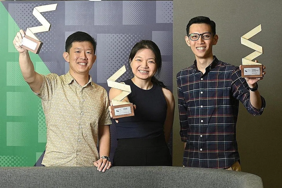 PEMENANG:(Dari kiri), Encik Danson Cheong dari akhbar The Straits Times, Cik Wong Pei Ting dari The Business Times dan Encik Ng Keng Gene dari akhbar The Straits Times. - Foto ST