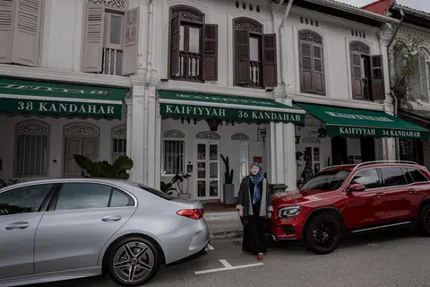 MEGAH: Butik Kaifiyyah kini mengisi empat unit di Kandahar Street termasuk pejabat dan bilik operasi.