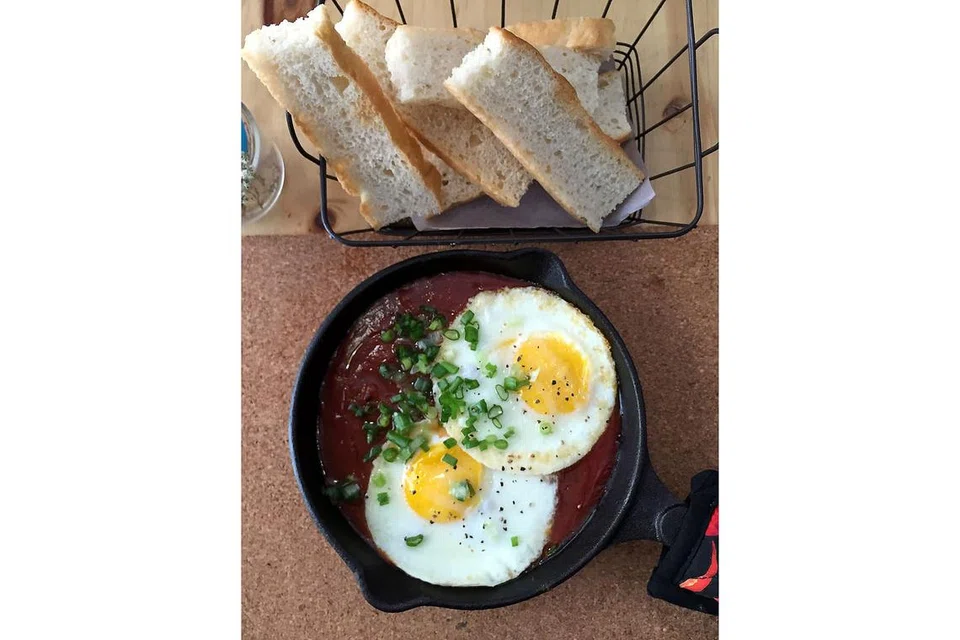 HIDANGAN ISTIMEWA: Makanan sabsuka dengan roti artisanal di kafe Open Crumb menggalakkan perkongsian dalam keluarga ketika menjamu selera bersama. - Foto-foto IMAN ALIF