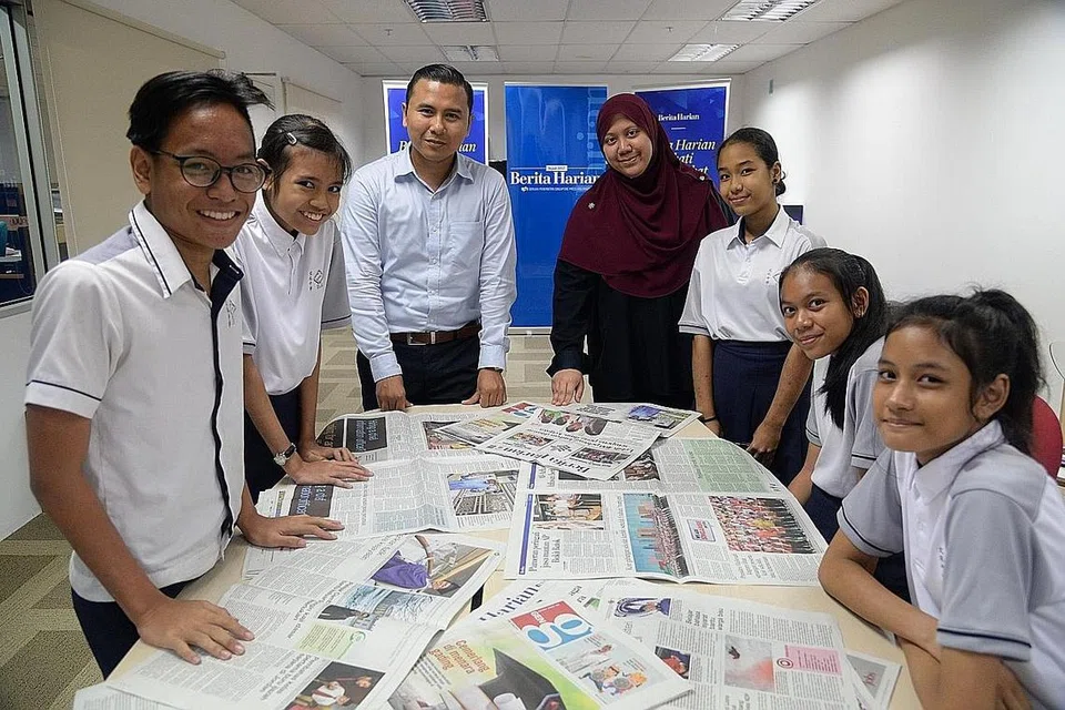 SELAMI DUNIA KEWARTAWANAN: (Dari kiri) Umar Hambali Juraimi, Nur Fatheha Zamhari, Cikgu Yunus Sunanwi, Cik Nur Adilah Mahbob, Nur Mithalina Ishika Khairizal, Nur Eiliyah Elza Junaidi, dan Laila Nur Sarah Senin. - Foto BH oleh FAKHRURADZI ISMAIL