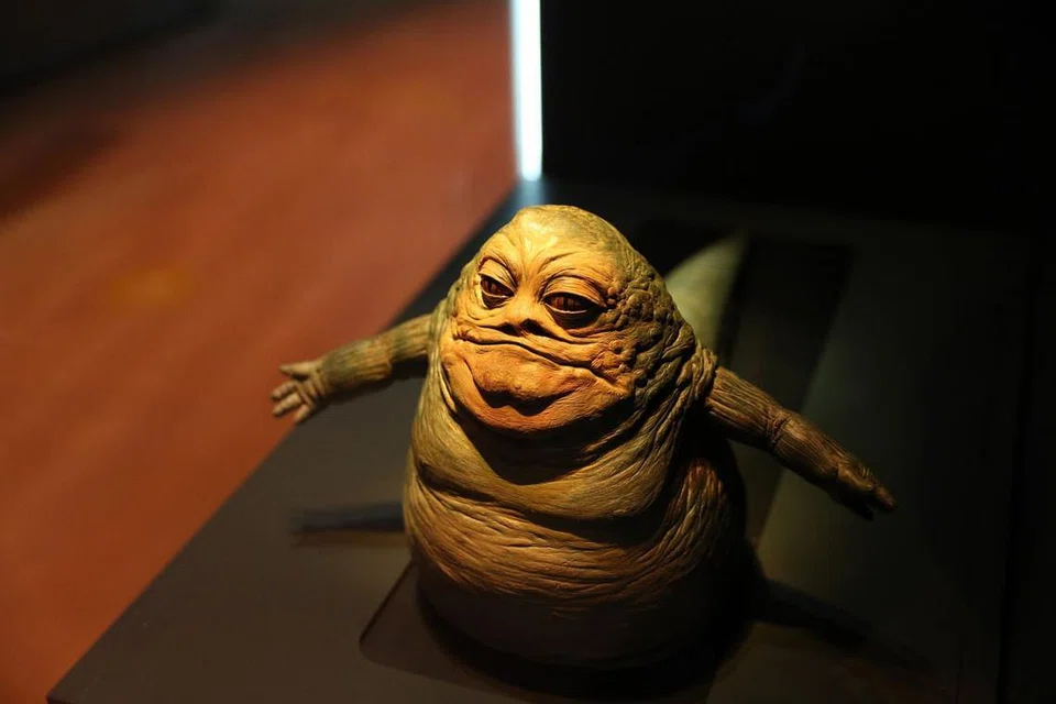 WATAK-WATAK UTAMA: Peranan Yoda, Darth Vader dan Jabba the Hutt (atas) dalam filem-filem 'Star Wars' sentiasa berada dalam ingatan peminat. Pengunjung ke pameran 'Star Wars: Identities' berpeluang melihat pakaian dan patung watak-watak itu mulai 30 Januari di Muzium ArtScience. - Foto BH oleh TIMOTHY DAVID, MUZIUM ARTSCIENCE dan LUCASFILM 