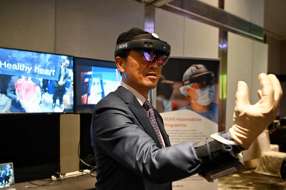 PROGRAM JANTUNG BERSKALA BESAR: Encik Ong mencuba alat realiti maya yang memberi peluang kepada peserta “merasakan” sendiri denyutan jantung mereka. 