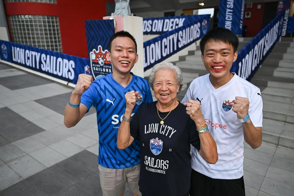 Walaupun berusia 83 tahun, Cik Ng Song King (Auntie Ng), menjadi muka yang sering dilihat peminat Lion City Sailors pada setiap perlawanan mereka.