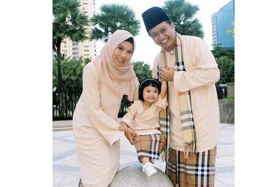 CANTIK BERPAKAIAN BAJU KURUNG: Menurut Dr Tenas Effendy, baju kurung Melayu melambangkan orang Melayu dikurung adat yang bersendikan syarak - iaitu dikurung daripada terbuka aurat. - Foto fail