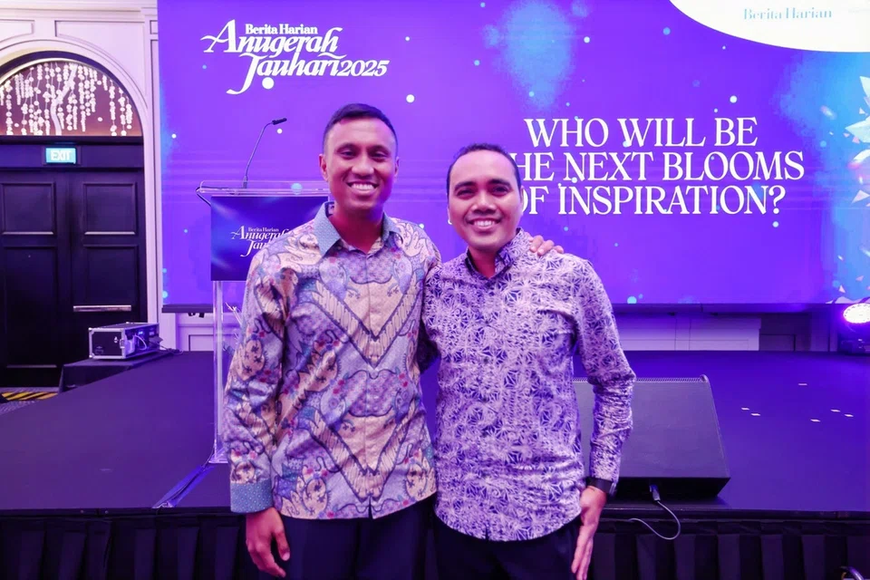 Anggota Parlimen (AP) GRC Chua Chu Kang Encik Zhulkarnain Abdul Rahim (kanan) bersama BG Fairoz.