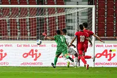 Singa Muda tewas 1-3 kepada Timor-Leste dalam perlawanan pembukaan Sukan SEA 2025 di Stadium Rajamangala, Bangkok, walaupun mendahului pada minit ke-11 melalui jaringan Amir Syafiz. Timor-Leste bangkit dengan tiga gol sebelum separuh masa pertama tamat, termasuk gol ketiga hasil sentuhan penyerang Olagar Xavier (jersi putih). Kekalahan itu meletakkan Singapura di tangga ketiga tanpa sebarang mata, sekali gus menuntut kemenangan besar ke atas tuan rumah Thailand pada 11 Disember bagi mengekalkan peluang layak ke peringkat separuh akhir.
