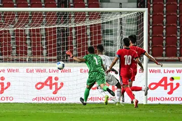 Singa Muda tewas 1-3 kepada Timor-Leste dalam perlawanan pembukaan Sukan SEA 2025 di Stadium Rajamangala, Bangkok, walaupun mendahului pada minit ke-11 melalui jaringan Amir Syafiz. Timor-Leste bangkit dengan tiga gol sebelum separuh masa pertama tamat, termasuk gol ketiga hasil sentuhan penyerang Olagar Xavier (jersi putih). Kekalahan itu meletakkan Singapura di tangga ketiga tanpa sebarang mata, sekali gus menuntut kemenangan besar ke atas tuan rumah Thailand pada 11 Disember bagi mengekalkan peluang layak ke peringkat separuh akhir.