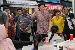 Perdana Menteri merangkap Menteri Kewangan, Encik Lawrence Wong (tiga dari kanan), bersama (dari kanan) Menteri Negara (Ehwal Dalam Negeri merangkap Pembangunan Negara), Profesor Madya Dr Muhammad Faishal Ibrahim; Anggota Parlimen GRC Jalan Besar, Cik Denise Phua; dan Pengerusi One Kampong Gelam, Encik Zaki Maarof, menjayakan acara majlis iftar beramai-ramai di Kampong Gelam yang turut dihadiri 1,000 peserta.